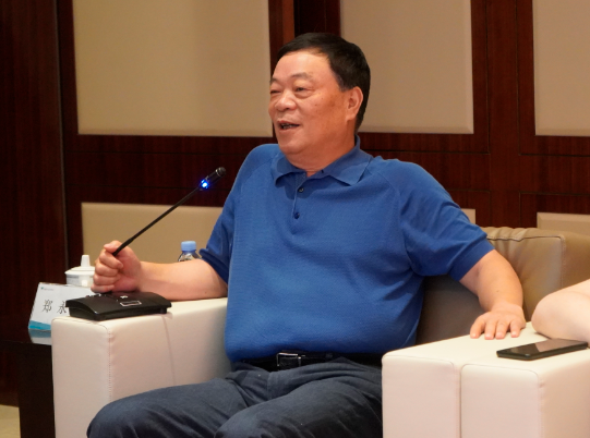 男人和女人在房间里玩体感游戏
低可信度描述已自动生成